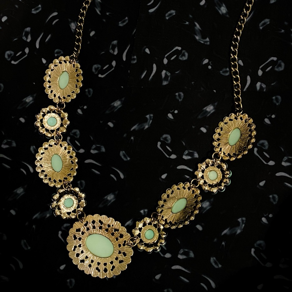 Elegant Mint Green Statement Necklace - Picture 2 of 2
